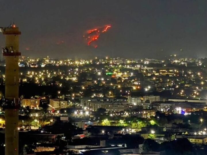 Fogo atinge morro e prefeitura municipal decreta situação de emergência; veja vídeos