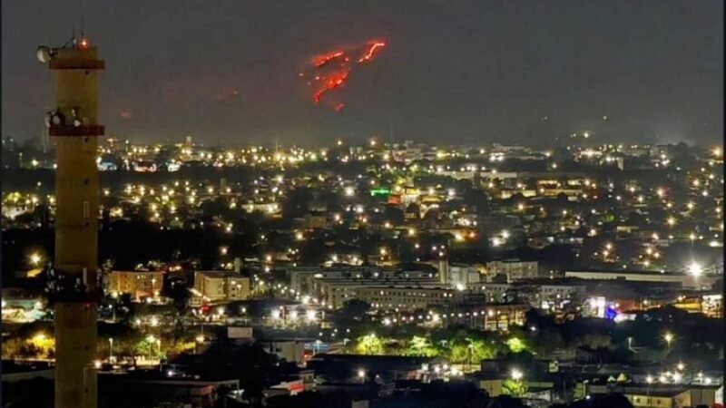 Fogo atinge morro e prefeitura decreta situação de emergência; veja vídeos
