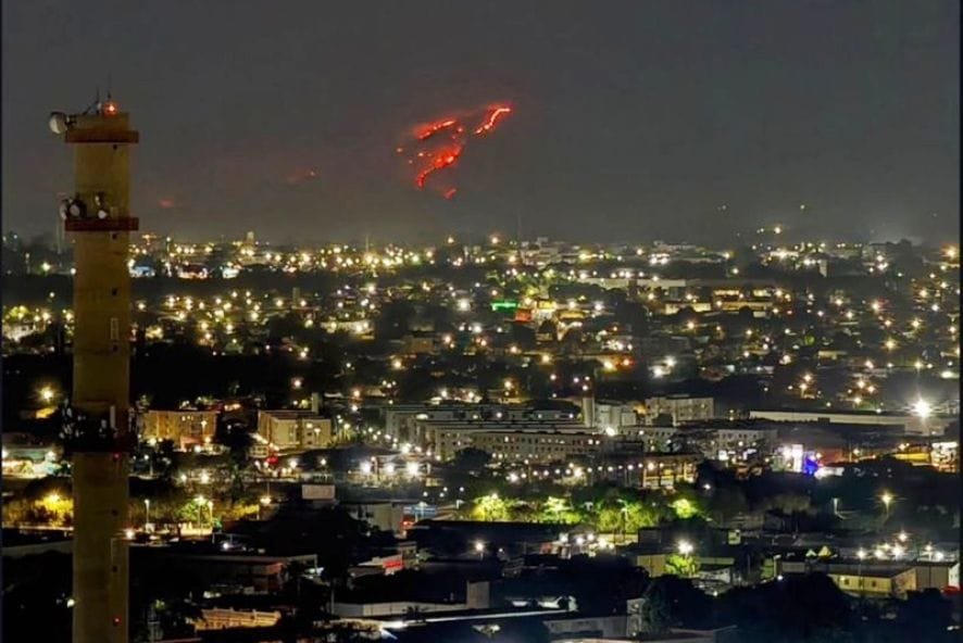 Fogo atinge morro e prefeitura decreta situação de emergência; veja vídeos