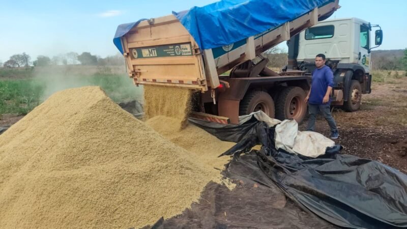 Prefeitura entrega 3,6 toneladas de casquinha de soja e reforça apoio a produtor durante estiagem