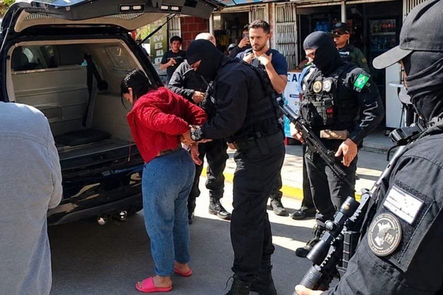 Vídeo mostra “Angeliquinha” cercada por policiais na Bolívia; criminosa será recambiada para MT