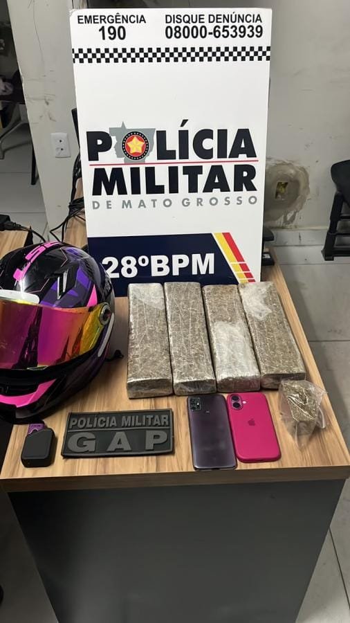 Mulher cai de mota durante tentativa de fuga e é presa com quase 4 kg de maconha