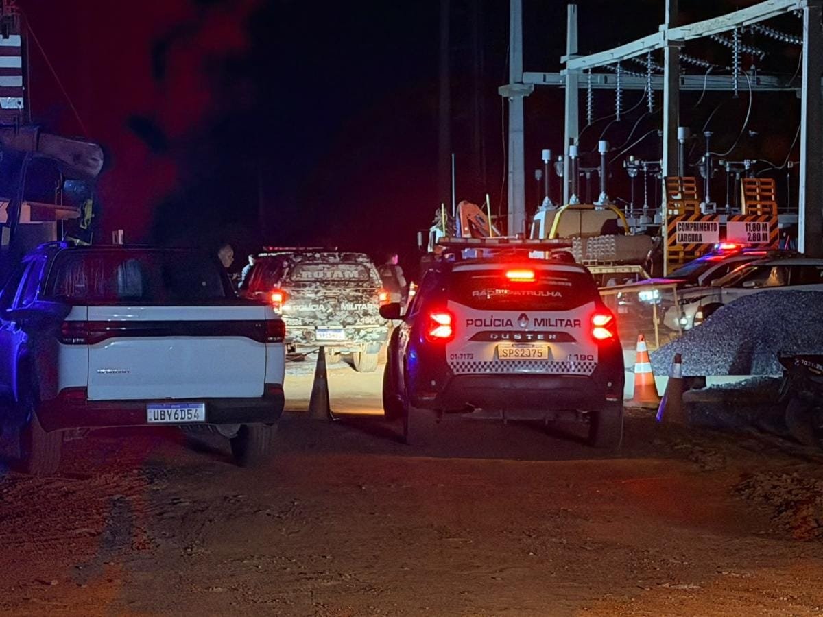 Trio invade obra durante a noite, troca tiros com segurança e um dos bandidos morre em Cuiabá