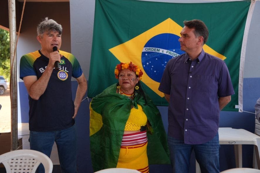 Flávio Bolsonaro desembarca em MT e cumpre agenda à convite de Medeiros