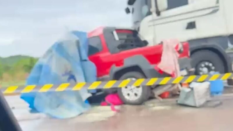 Batida entre carro e carreta deixa duas pessoas mortas na rodovia BR-364 nesta terça-feira