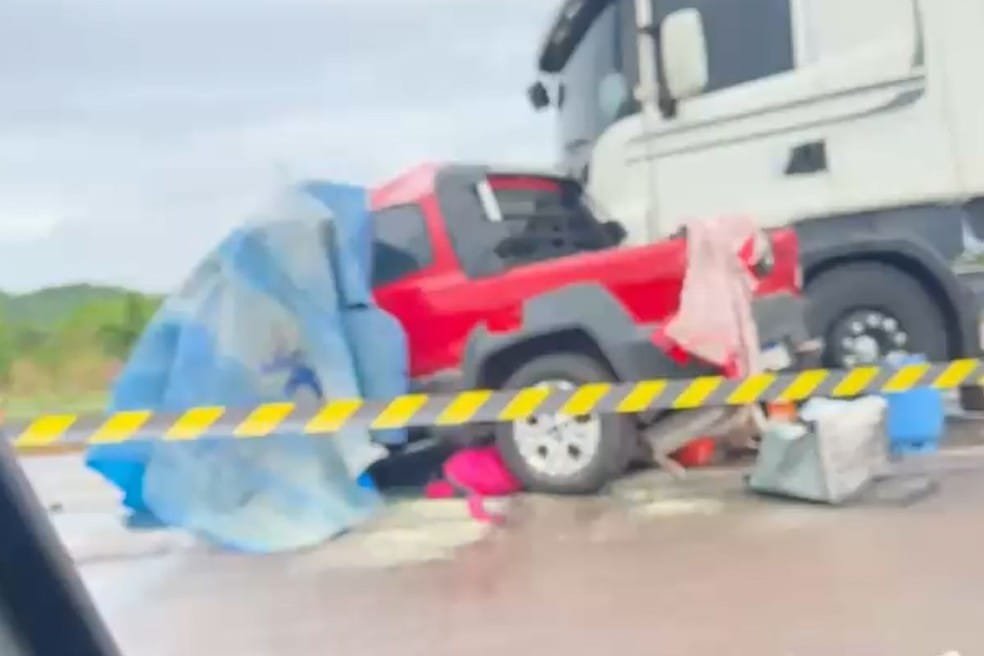 Batida entre carro e carreta deixa duas pessoas mortas na rodovia BR-364 nesta terça-feira