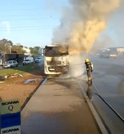 Carreta com algodão pega fogo e mobiliza Corpo de Bombeiros em Cuiabá