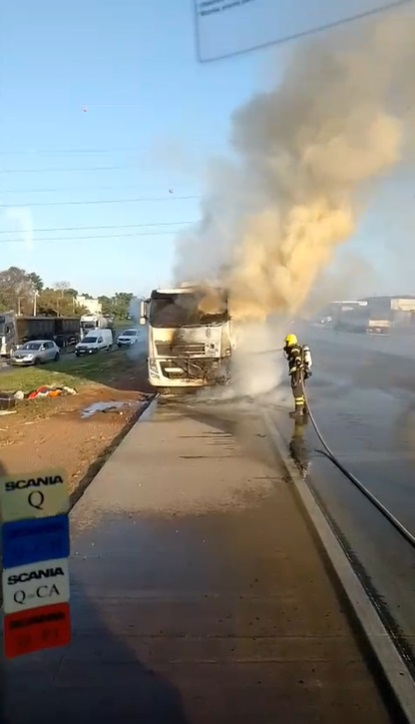 Carreta com algodão pega fogo e mobiliza Corpo de Bombeiros em Cuiabá