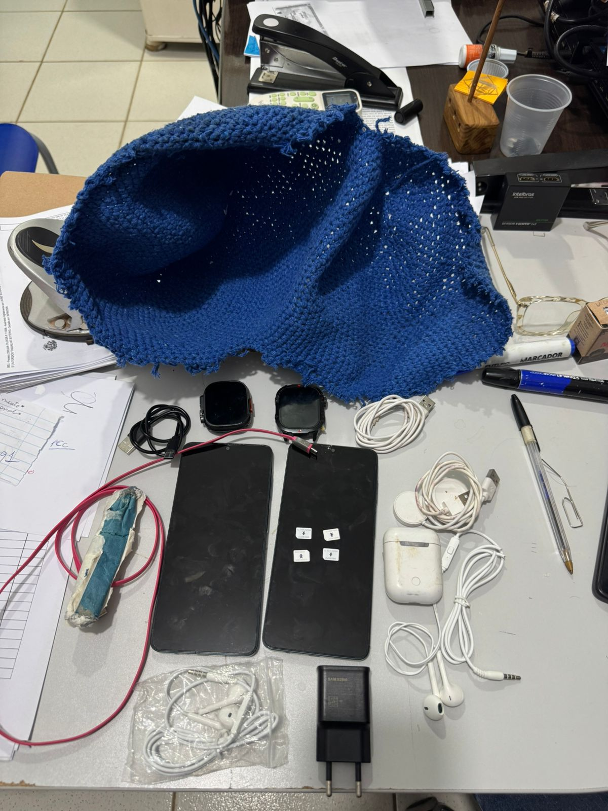 Policiais apreendem bola com celulares arremessada para dentro de penitenciária
