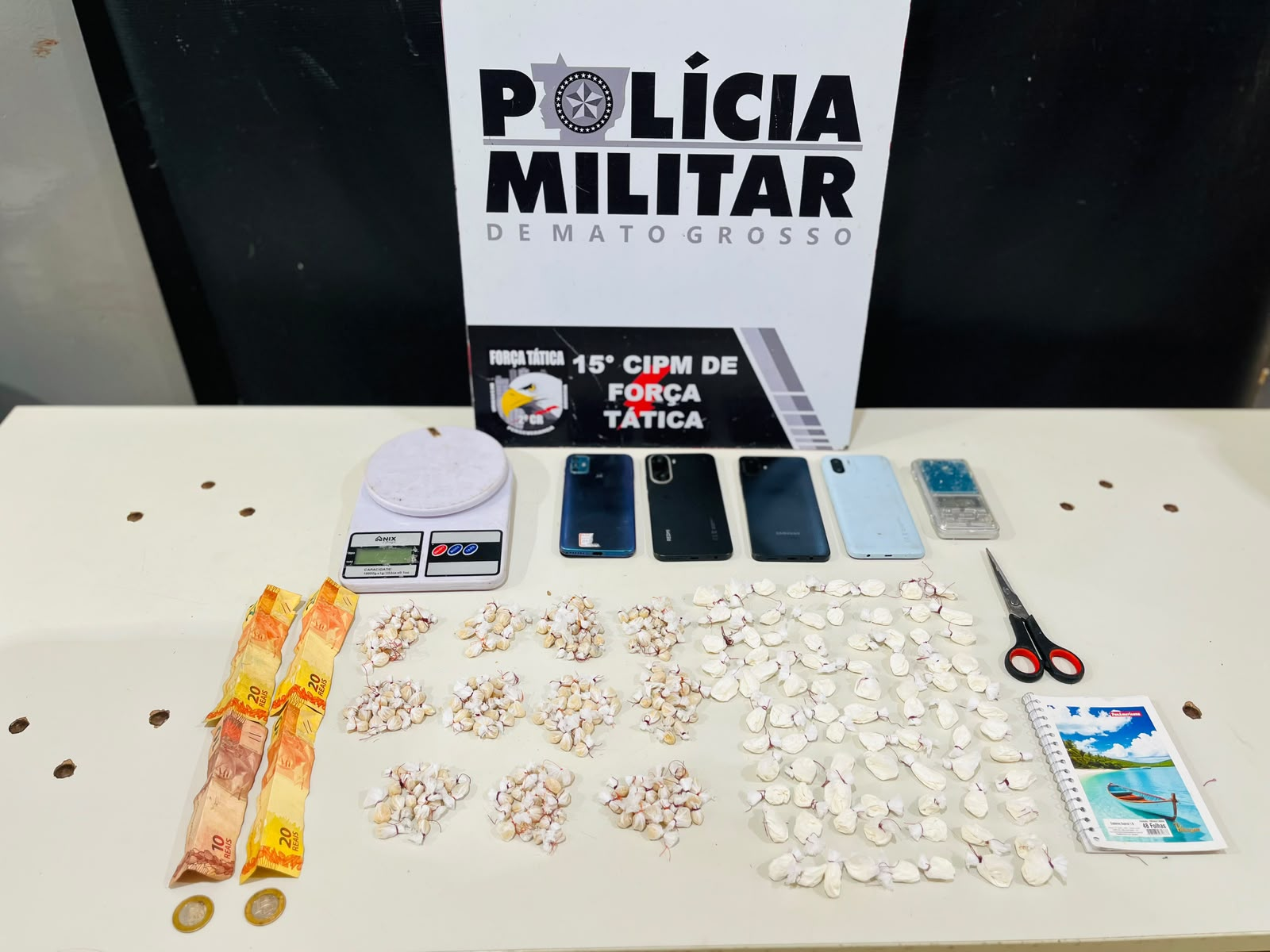 Força Tática prende dupla de traficantes com 298 porções de drogas em Várzea Grande