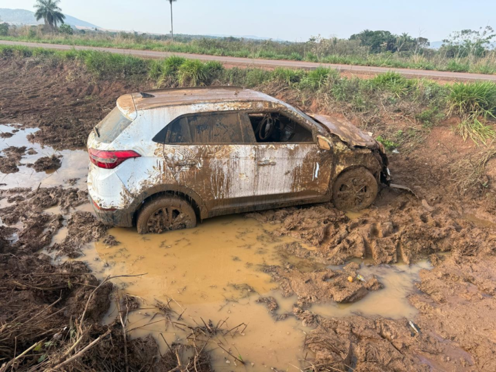 Bombeiros socorrem vítima de acidente de carro que saiu da pista e capotou em lamaçal