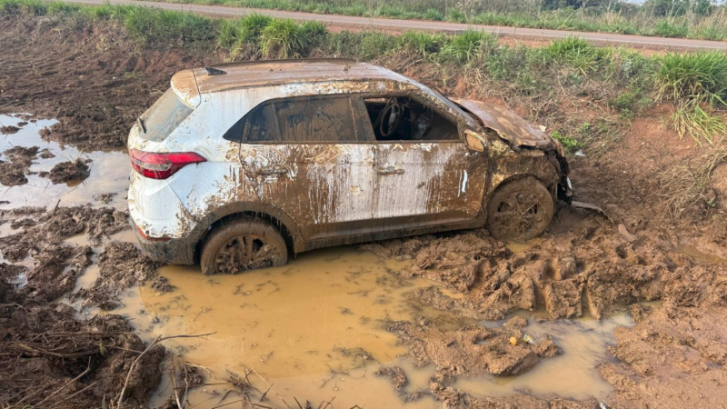 Bombeiros socorrem vítima de acidente de carro que saiu da pista e capotou em lamaçal
