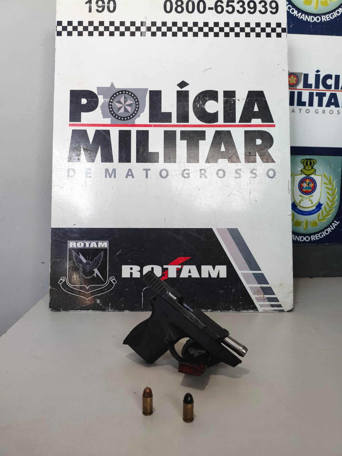 Rotam prende dois homens e apreende armas de fogo após assalto em farmácia