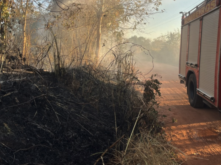 Corpo de Bombeiros extingue dois incêndios em área verde em Cáceres