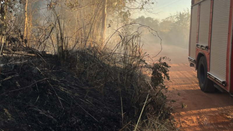 Corpo de Bombeiros extingue dois incêndios em área verde em Cáceres