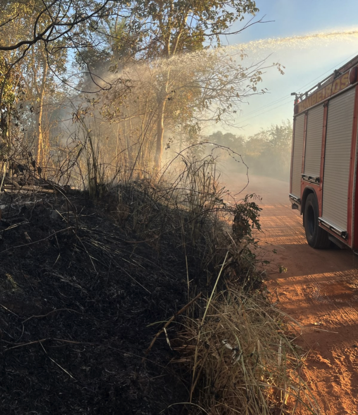 Corpo de Bombeiros extingue dois incêndios em área verde em Cáceres