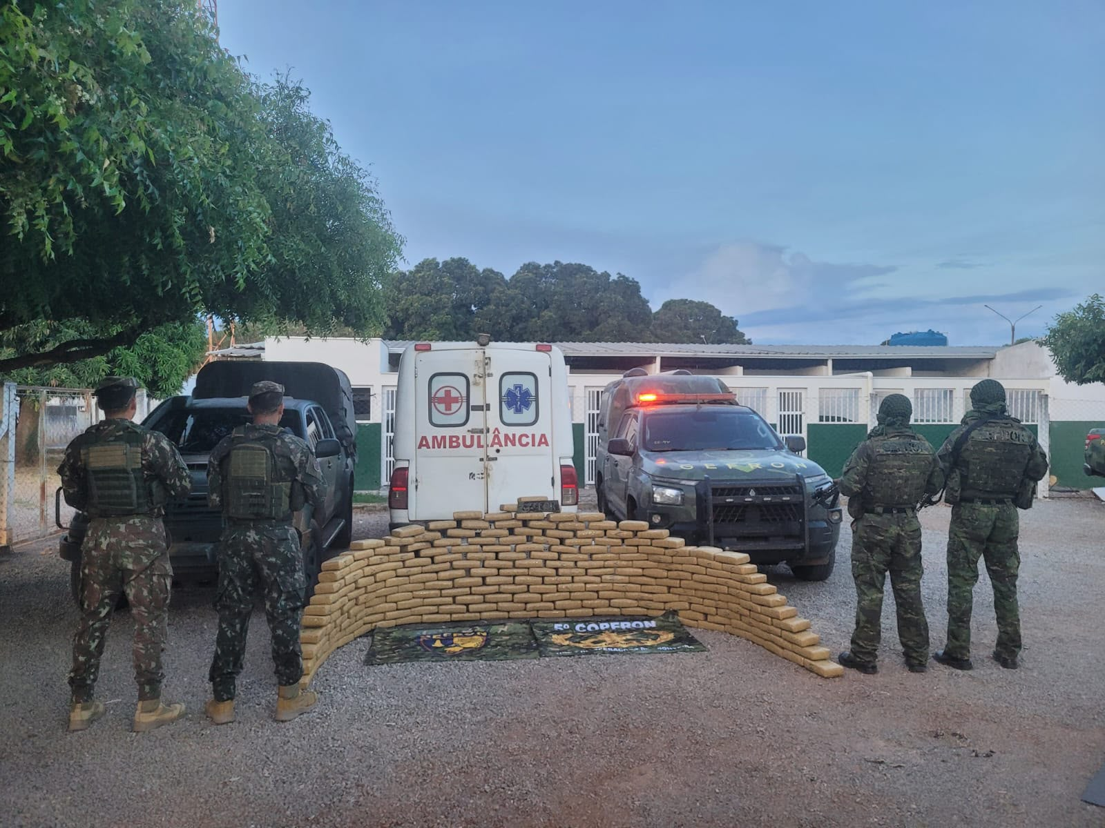 Gefron apreende 216 tabletes de skunk avaliados em R$ 648 mil em ambulância e prende dois