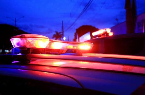 Homem tenta matar esposa com pedrada e golpe de faca após bebedeira na capital