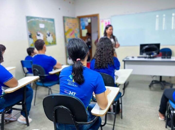 Vereadores filmam alunos para fins políticos nas redes sociais sem autorização em Mato Grosso