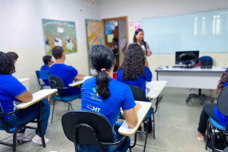 Vereadores filmam alunos para fins políticos nas redes sociais sem autorização em Mato Grosso