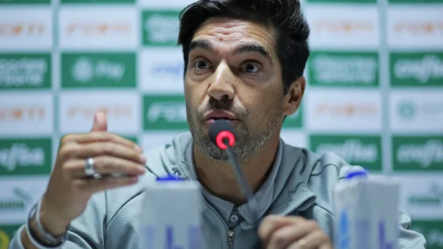 STJD marca julgamento de Abel Ferreira por chute em microfone no Brasileiro
