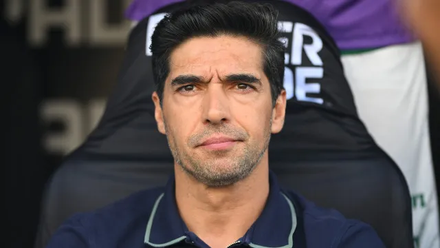 Abel Ferreira é punido com dois jogos de suspensão por chutar microfone