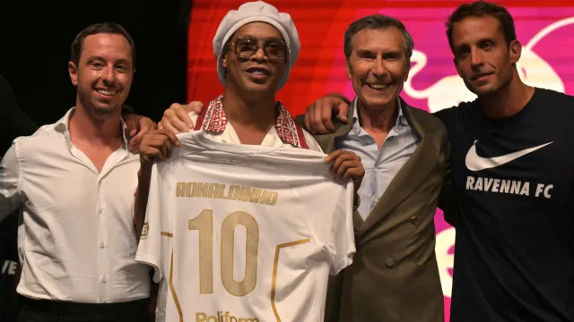 Aos 46 anos, Ronaldinho Gaúcho sai da aposentadoria em busca do seu 300º gol