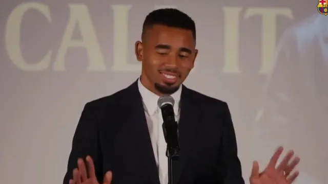 Gabriel Jesus solta palavrão em plena apresentação no Barcelona