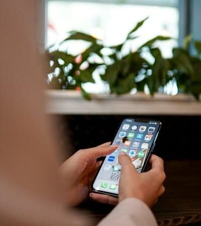 Mulher é alvo da PC por divulgar fotos íntimas de empresária encontradas no celular de ‘paquera’