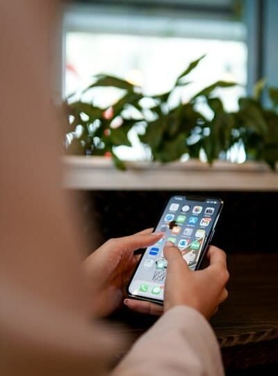Mulher é alvo da PC por divulgar fotos íntimas de empresária encontradas no celular de ‘paquera’
