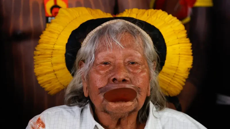 Cacique Raoni, de 94 anos, recebe cuidados paliativos em Mato Grosso