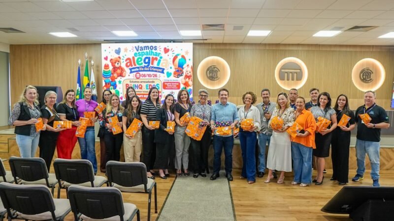 Sérgio Ricardo destaca importância do acolhimento a crianças com câncer durante entrega de brinquedos