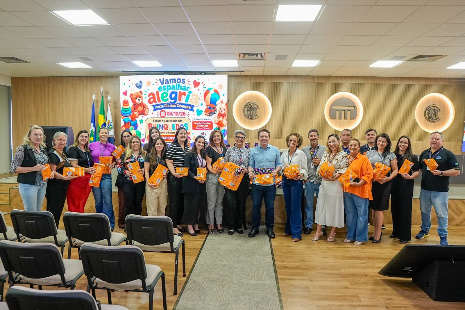Sérgio Ricardo destaca importância do acolhimento a crianças com câncer durante entrega de brinquedos