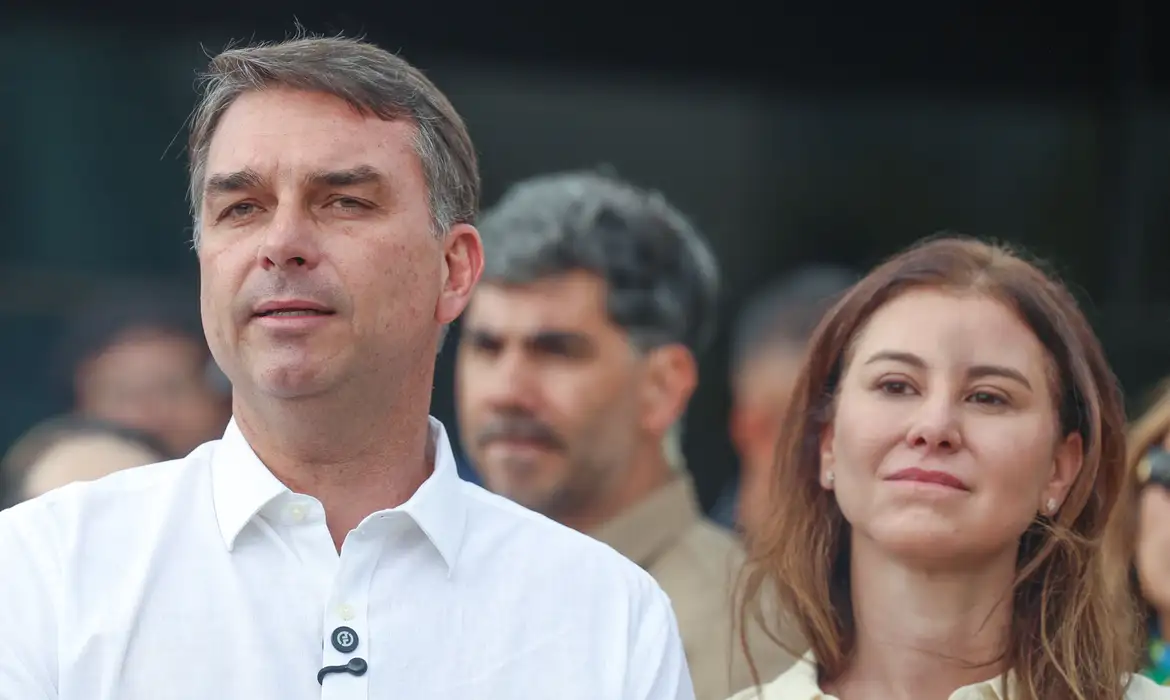 Avião com senador Flávio Bolsonaro e família segue para Miami, nos Estados Unidos