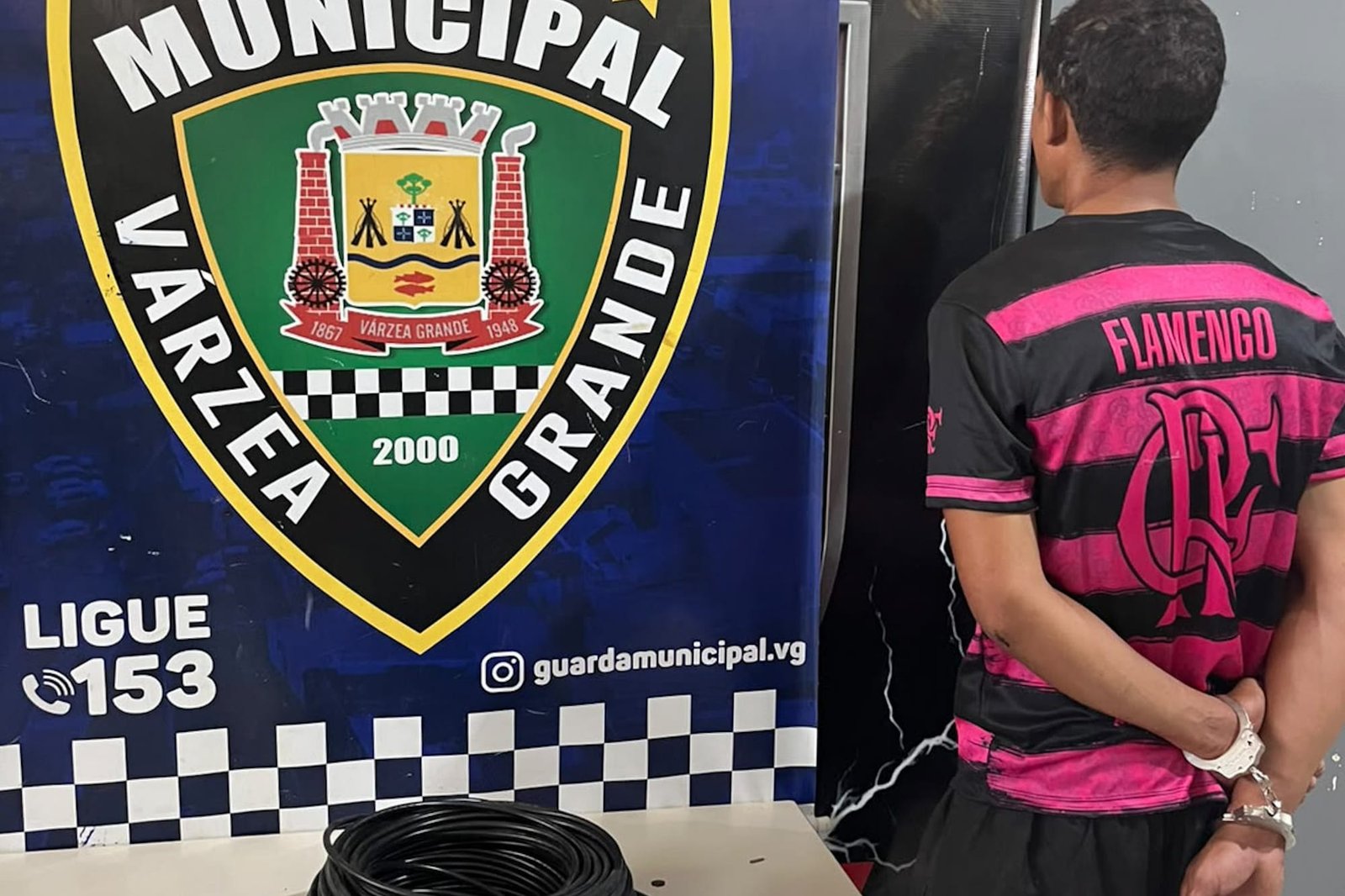Prestador de serviço é preso com fios furtados de loja de material de construção