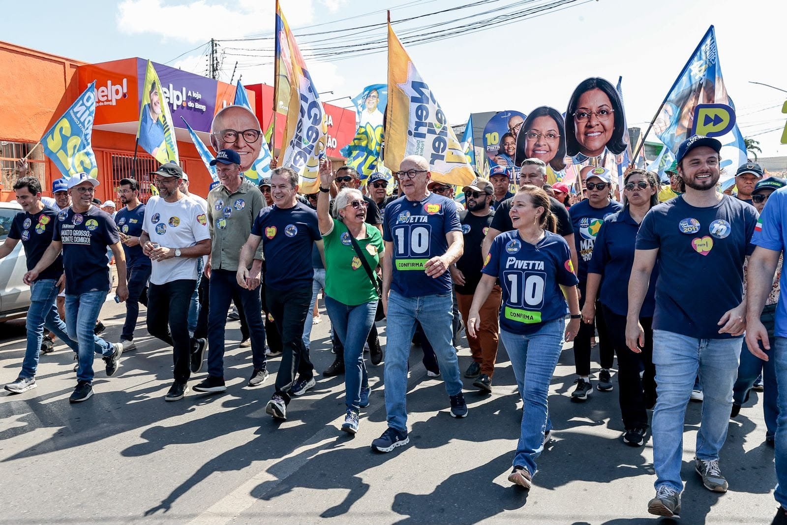 Pivetta reúne 2 mil pessoas em caminhada em Várzea Grande ao lado de Mauro Mendes e Gisela