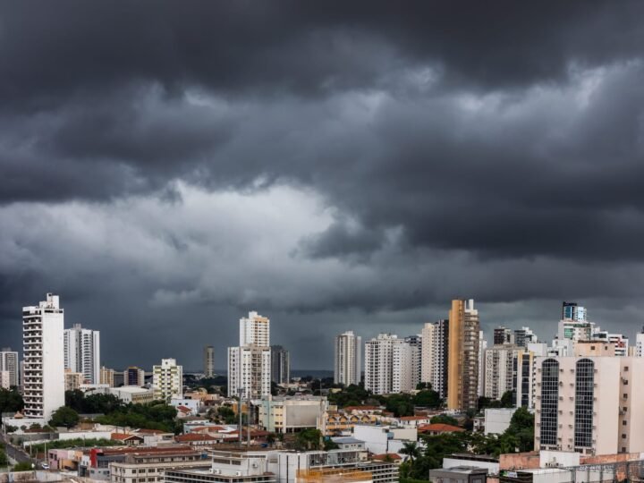 Cuiabá registra alagamentos, quedas de árvores e semáforos desligados após chuva intensa