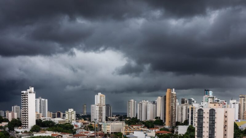 Cuiabá registra alagamentos, quedas de árvores e semáforos desligados após chuva intensa
