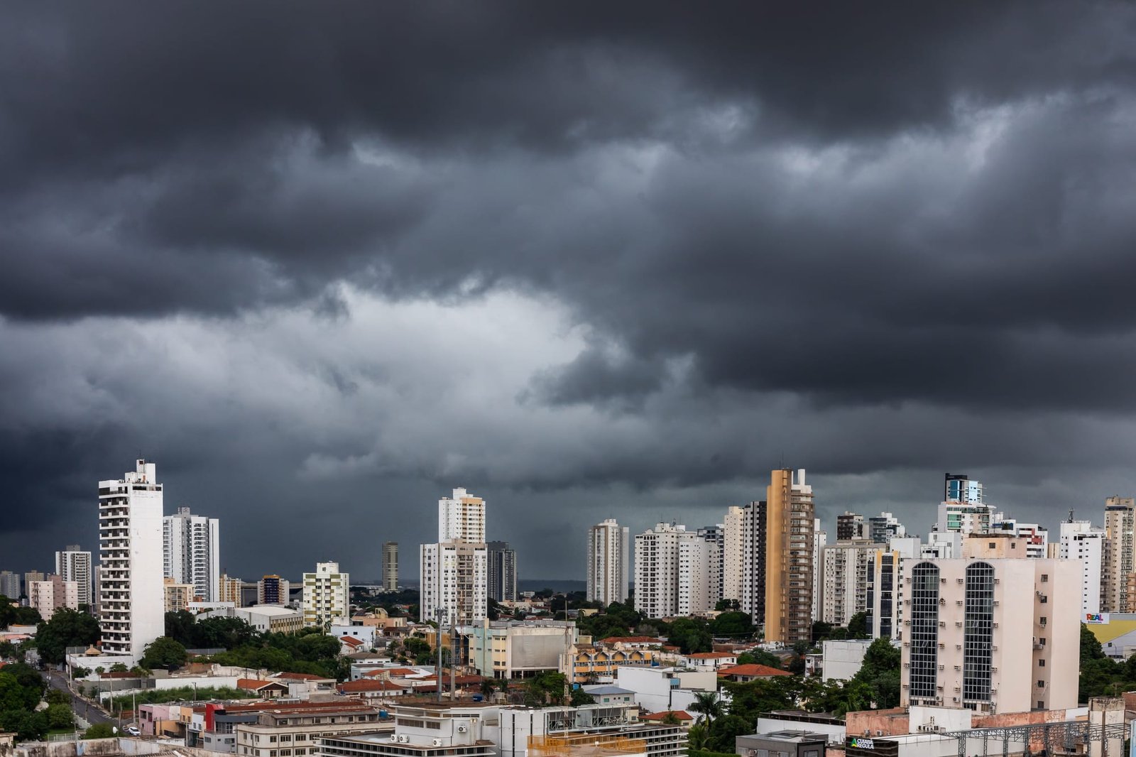 Cuiabá registra alagamentos, quedas de árvores e semáforos desligados após chuva intensa