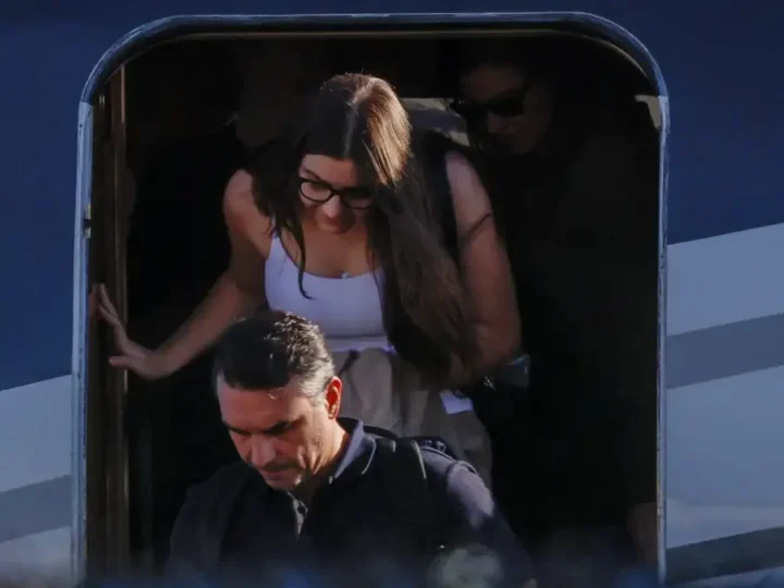 Aeronave com Flávio Bolsonaro, esposa e filhas pousa nos Estados Unidos