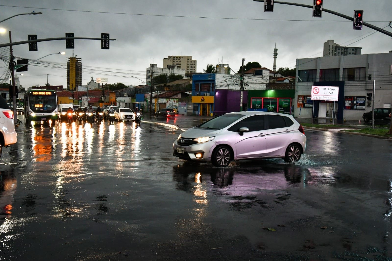 Chuva da madrugada de quarta-feira atinge 85% do volume esperado para o mês em Cuiabá
