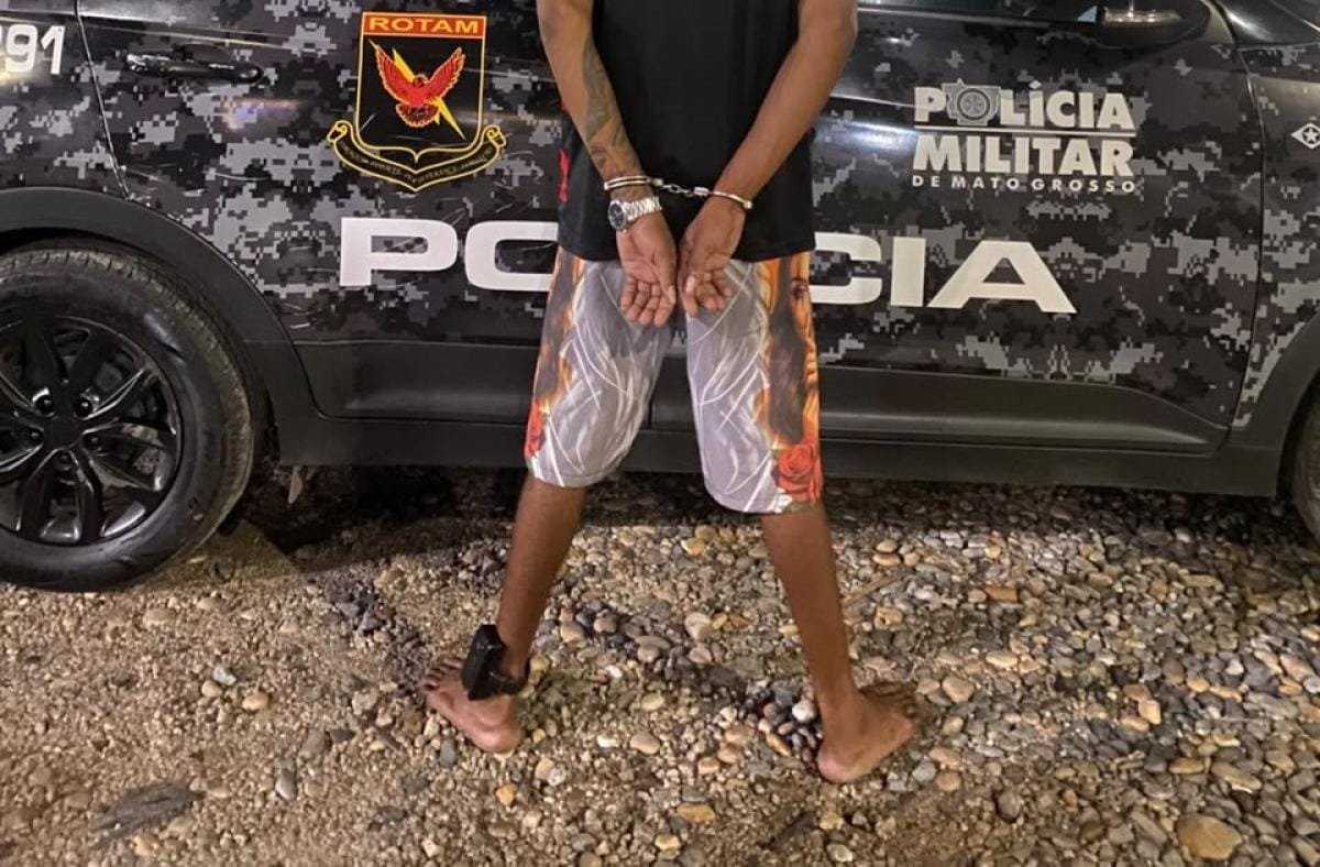 Tornozelado é preso pela Rotam com drogas e quase R$ 5 mil em dinheiro em bairro de Cuiabá