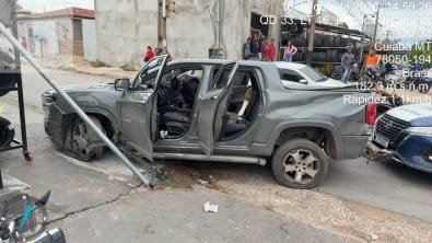 Motorista atropela motociclista,  derruba poste durante perseguição e é preso