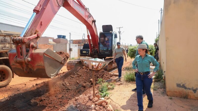 Flávia Moretti vistoria obras e destaca avanços na pavimentação do Paiaguás