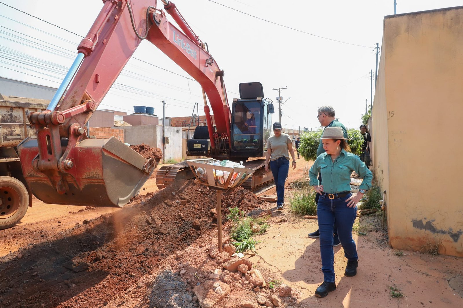 Flávia Moretti vistoria obras e destaca avanços na pavimentação do Paiaguás