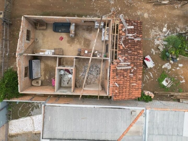 Chuva intensa e vendaval destroem residências e cidade decreta situação de emergência