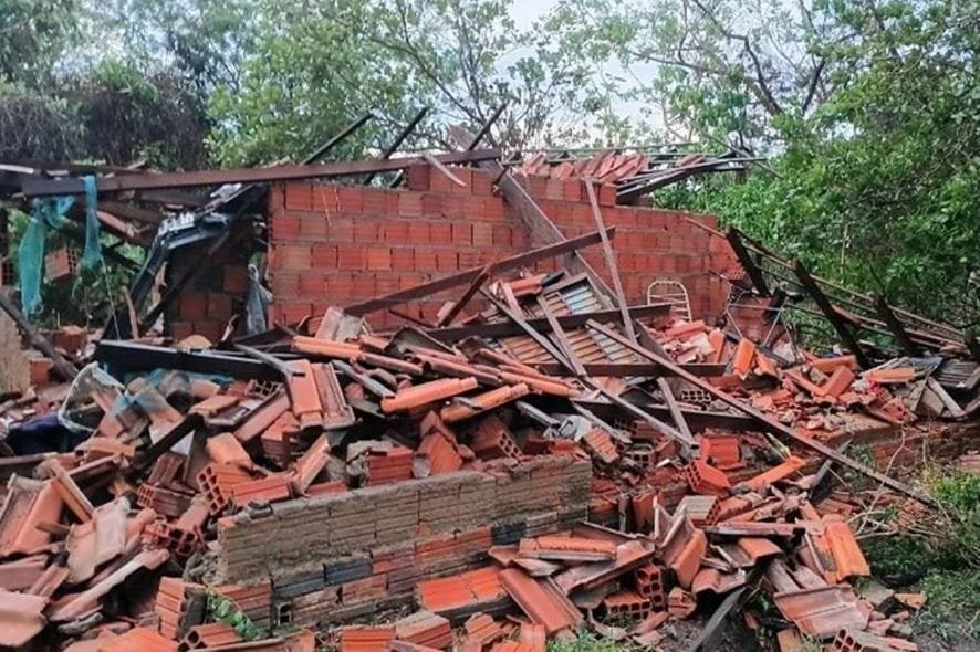Idoso de 78 anos morre após casa desabar durante forte temporal em Poconé
