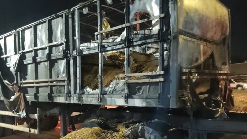 Incêndio atinge rodas de carreta na área urbana de Peixoto de Azevedo