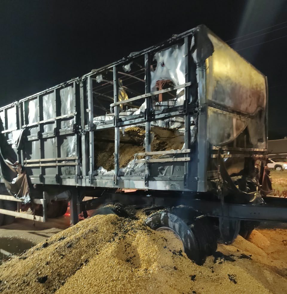 Incêndio atinge rodas de carreta na área urbana de Peixoto de Azevedo