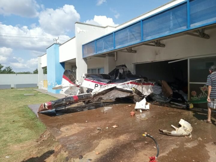Avião agrícola cai nos fundos de creche em MT e piloto fica ferido; crianças escapam ilesas
